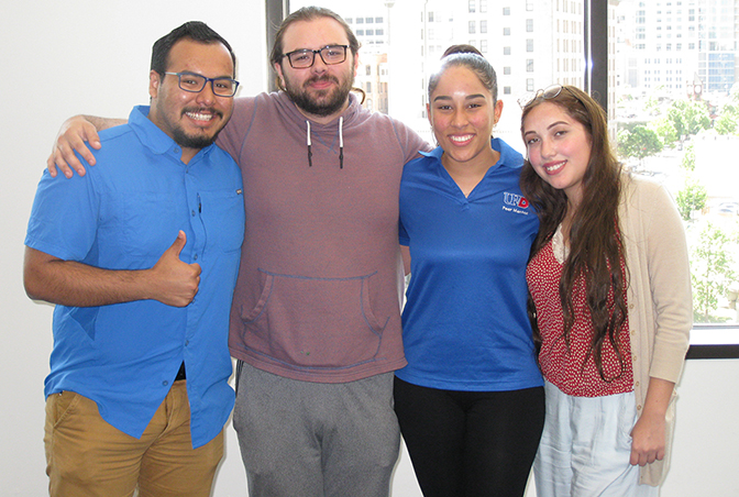 Gator Peer Mentors Students huddled together